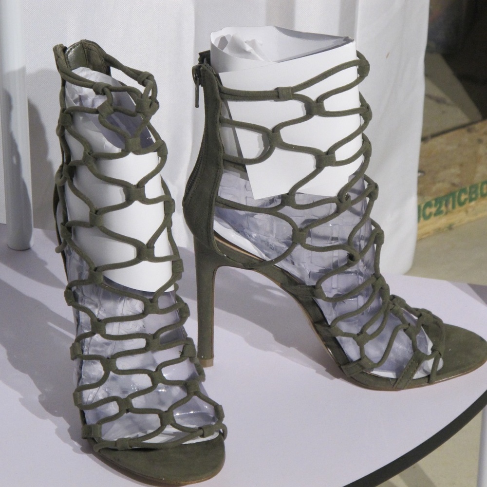 NEW IN BOX Steve Madden Mayfair Olive Heels